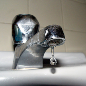 Water through the pipes. (Image by Angelo Gonzalez, CC-BY-2.0.)